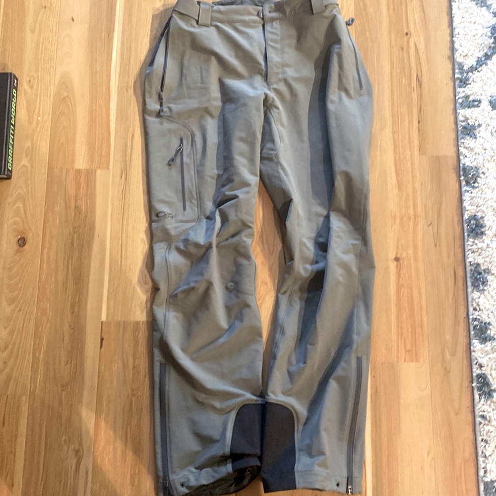 Great quality Outdoor Research men’s snow pants (worn once)